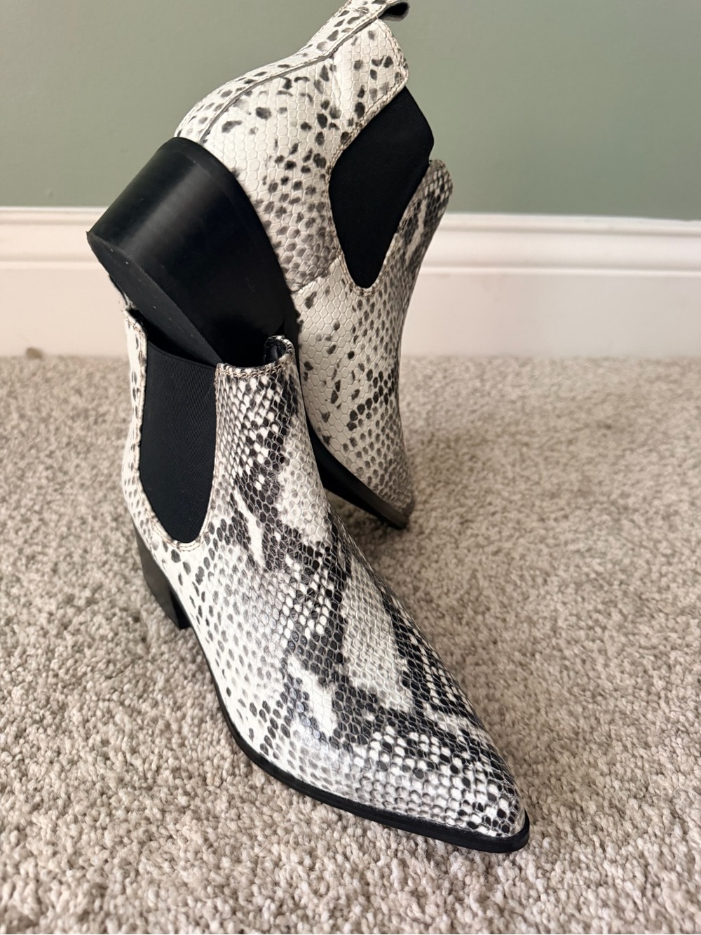 Blondo Waterproof Snakeskin Print Pointed-Toe Chelsea Boots Size 5.5